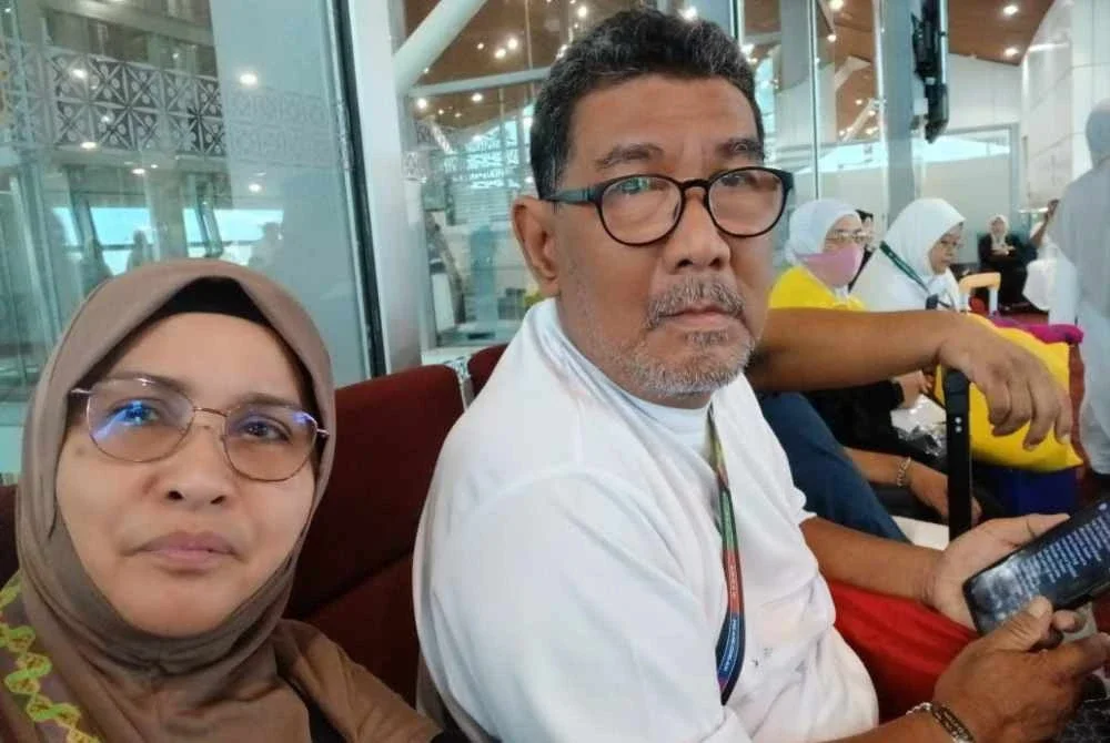 Allahyarham Abdul Redduwaf (kanan) bersama Zainah semasa menunggu proses berlepas untuk menunaikan haji di Lapangan Terbang Antarabangsa Kuala Lumpur. FOTO: Ihsan keluarga 