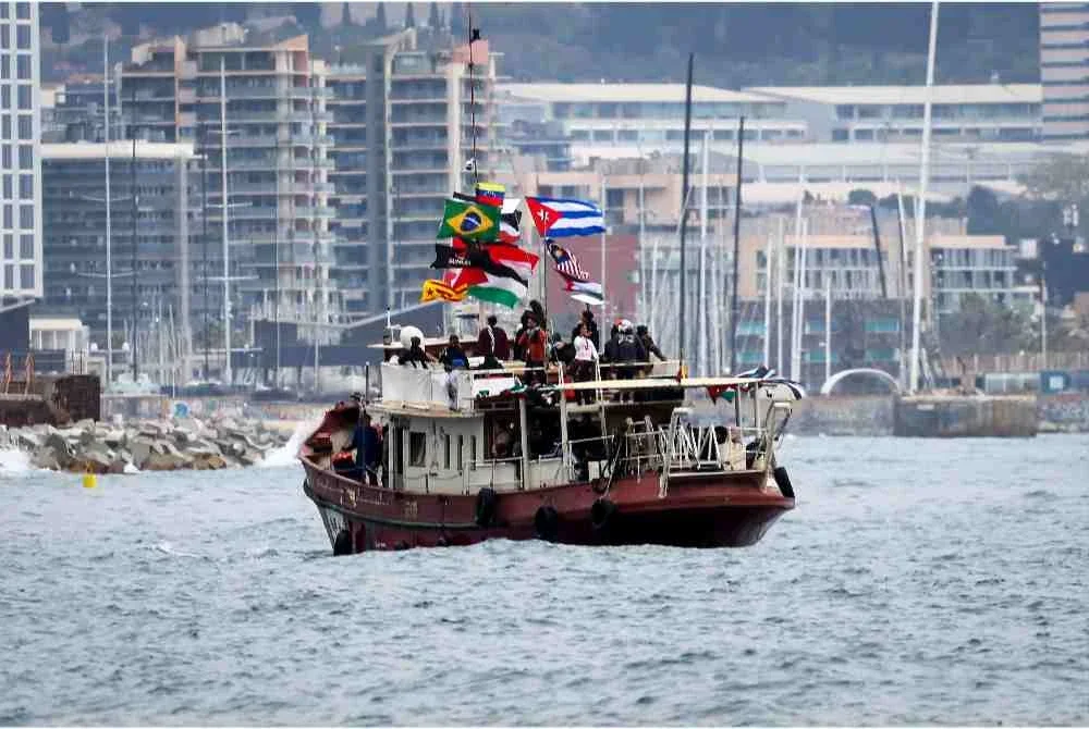 Para aktivis misi kemanusiaan GSF 2.0 memulakan pelayaran mereka di Laut Mediterranean dari Pelabuhan Barcelona menuju ke Gaza dengan ribuan penyokong dari pelbagai negara berhimpun di Moll de la Fusta. Foto fail Bernama