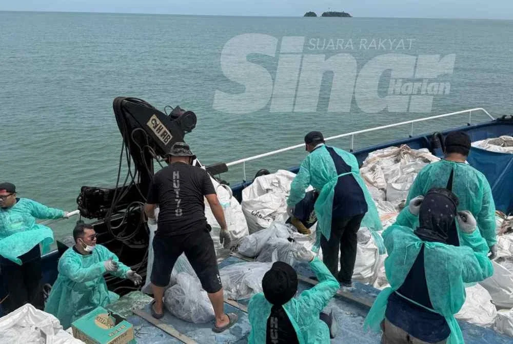Proses pemunggahan bongkah abu al-Quran di atas kapal angkut PT2 Polis Marin Port Klang. FOTO SINAR HARIAN/ AISYAH BASARUDDIN.