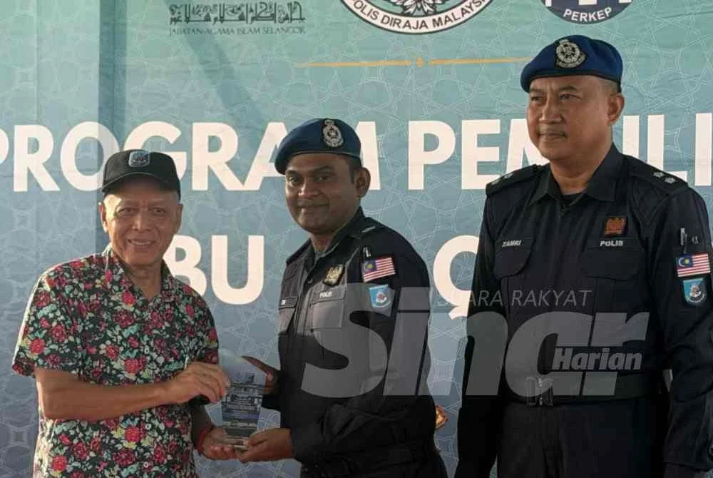 Muhammad Nasir (kiri) menerima plak penghargaan daripada Sri Vikneswaran (tengah) ketika Majlis Pelancaran Program Pemurnian Abu al-Quran di Pengkalan Polis Marin Port Klang pada Khamis. FOTO SINAR HARIAN/ AISYAH BASARUDDIN.