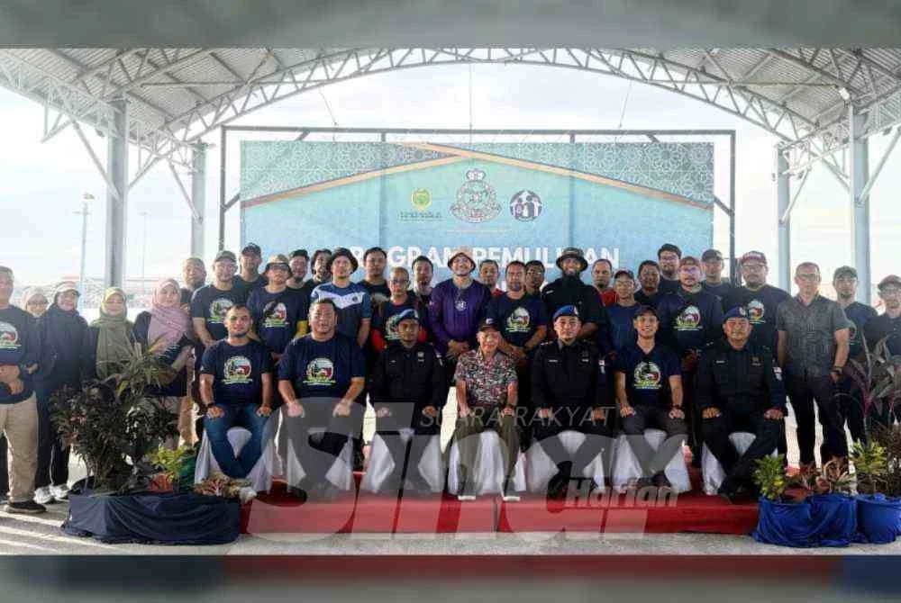 Kakitangan Karangkraf dan UPSB bersama pasukan Polis Marin Port Klang. FOTO SINAR HARIAN/ AISYAH BASARUDDIN.