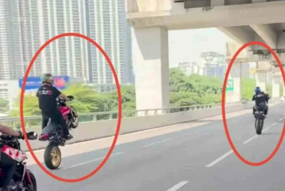 Tangkap layar tular rakaman memaparkan aksi wheelie oleh penunggang motosikal berkuasa tinggi di Lebuhraya SPE.