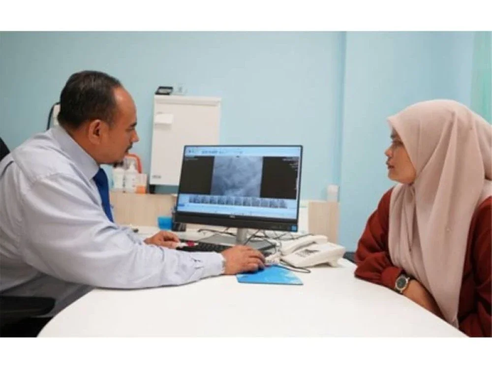 Dr. Norzian (kiri) mencerita mengenai proses rawatan menggunakan kardiologi moden di CAHC. Nota: Gambar ini adalah untuk tujuan ilustrasi sahaja. Ia tidak mewakili sebarang kejadian, prosedur perubatan, atau interaksi sebenar antara profesional penjagaan kesihatan dan pesakit.