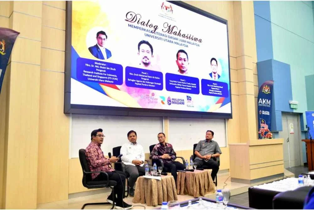 Barisan panelis program Dialog Mahasiswa: Memperkasa Literasi Dasar Luar Malaysia” anjuran AKM) yang berlangsung di Auditorium Pusat Pengajian Antarabangsa, UUM, pada Khamis.