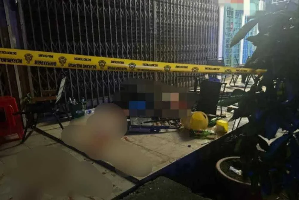 Keadaan di lokasi kejadian selepas seorang lelaki berusia 22 tahun ditemui maut di hadapan premis makanan dan minuman di Pekan Nanas, Pontian. - Foto IPD Pontian