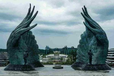 Patung Presiden pertama Indonesia, Soekarno (kanan) dan Naib Presiden pertama, Mohammad Hatta hasil karya pengukir tempatan, Nyoman Nuarta ditempatkan di Taman Kusuma Bangsa di IKN. - Foto AFP