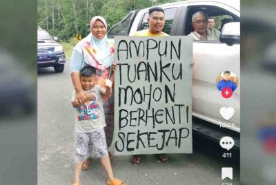 Tangkap layar gambar sebuah keluarga yang meminta Al-Sultan Abdullah berhenti di bahu jalan bagi mendapatkan bantuan elektrik.
