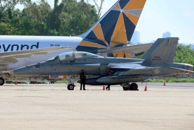 Sebuah pesawat F/A-18D Hornet milik Tentera Udara Malaysia (TUM) melakukan pendaratan kecemasan di lapangan Terbang Antarabangsa Kota Kinabalu (KKIA) malam tadi, selepas mengalami masalah enjin. Foto Bernama