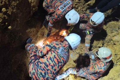 Operasi mencari dan menyelamat sedang dilakukan oleh anggota BBP Jeli di kawasan anak sungai Ladang Sawit Jerimbong, Jeli pada Rabu malam. Foto: JBPM