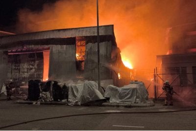 Keadaan kilang kayu terbakar awal pagi Khamis.