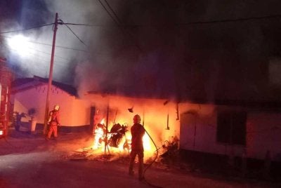 Empat motosikal polis trafik musnah dalam satu kebakaran yang turut melibatkan sebahagian bangunan di IPD Pasir Puteh awal pagi Khamis.Foto:JBPM