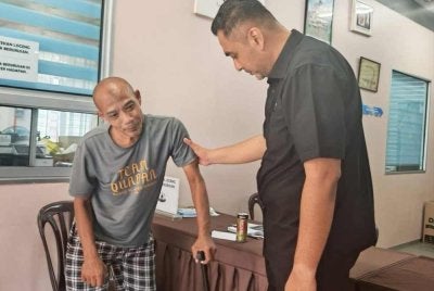 Azlan itu hadir ke pejabat Japerun Duyong dengan menunggang motosikal dan bertongkat bagi menyerahkan wang berkenaan supaya dapat dipulangkan kepada pemilik asal.