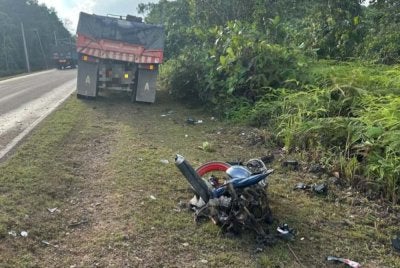 Keadaan lori dipercayai mengalami masalah stereng sebelum terbabas melanggar motosikal mangsa. Foto Polis Rompin
