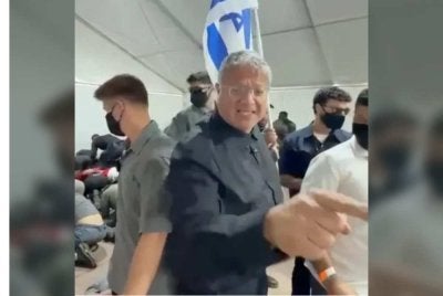 Tangkapan layar menunjukkan Ben-Gvir turut mengejek kesemua aktivis pro-Palestin tersebut. - Foto Agensi