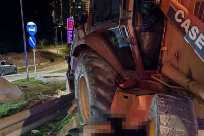 Seorang penunggang motosikal maut selepas tersepit di bawah jengkaut dalam kemalangan. Foto JBPM