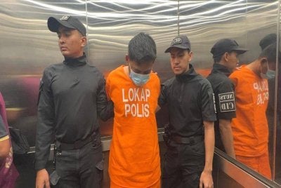Tertuduh ketika dihadapkan di Mahkamah Sesyen Kuala Terengganu pada Khamis atas empat pertuduhan memiliki senjata api, peluru, pistol tiruan dan senjata berbahaya, awal bulan ini.