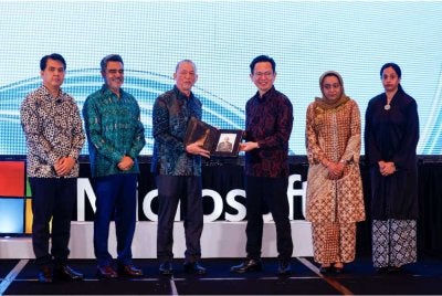 Fadillah (tiga dari kiri) sempena Sidang Kemuncak Kepimpinan AI 2026 yang dianjurkan oleh Microsoft Malaysia di sini pada Khamis. Foto Bernama
