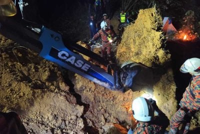 Operasi menyelamat mengambil masa kira-kira dua jam sebelum kedua-dua mangsa berjaya dibawa keluar. Foto JBPM 