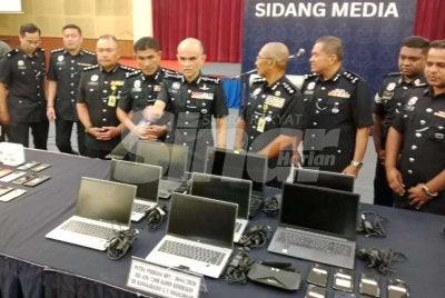 Shazeli (tengah) menunjukkan antara peralatan dirampas dalam serbuan dijalankan.