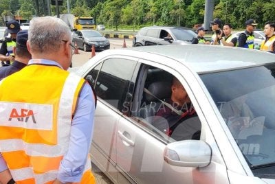 Operasi bersepadu di Plaza Tol Gombak di sini pada Khamis.