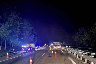 Nahas di Kilometer 136 Lebuhraya Utara Selatan, arah utara, awal pagi Khamis. - Foto IPD Muar