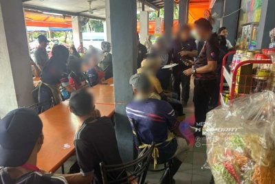 Seramai 38 warga asing ditahan dalam serbuan imigresen di beberapa premis kedai makan sekitar Johor Bahru.
