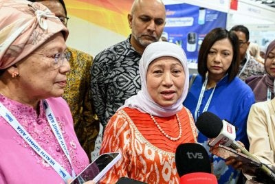 Nancy (kanan) ketika ditemui pemberita selepas merasmikan Seminar & Perundingan Pihak Berkepentingan bertajuk ‘The Malaysian Care Ecosystem - Assuring The Quality Of Caregivers’, anjuran kementerian, Majlis Kebangsaan Pertubuhan-Pertubuhan Wanita Malaysia (NCWO) dan Fakulti Perubatan, Universiti Malaya di Pusat Konvensyen Kuala Lumpur (KLCC) pada Khamis. Foto Bernama