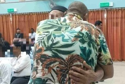 Angah (kanan) memeluk erat bapanya selepas menerima PBSL ketika Majlis PBSL Madani Yakin 2026 sempena sambutan Hari Raya Aidiladha, Pesta Kaamatan dan Hari Gawai di Penjara Tapah pada Khamis.