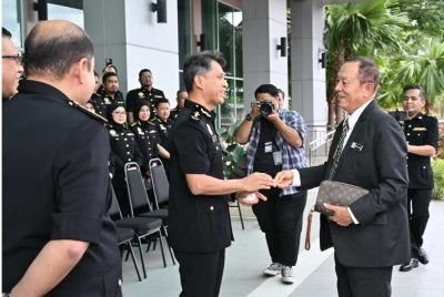 Ketibaan Abd Halim disambut barisan pegawai negeri sebelum menghadiri sesi taklimat berkaitan operasi dan pengurusan kompleks berkenaan.