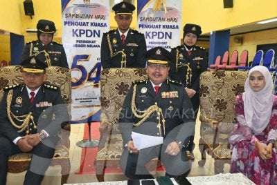 Mohd Hazimin pada sidang akhbar selepas menyempurnakan sambutan Hari Penguatkuasa ke-54 peringkat Melaka di Wisma Kastam pada Khamis.