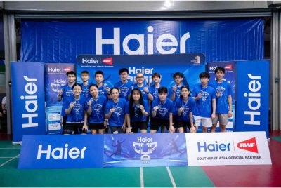 Para pemenang Haier Cup edisi tahun lalu merakam gambar kenangan.