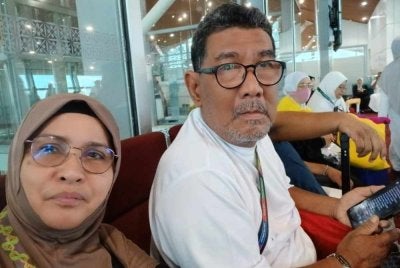 Allahyarham Abdul Redduwaf (kanan) bersama Zainah semasa menunggu proses berlepas untuk menunaikan haji di Lapangan Terbang Antarabangsa Kuala Lumpur. FOTO: Ihsan keluarga 