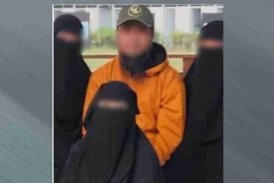 Seorang lelaki di Indonesia menjadi tular selepas meminta bantuan pengguna media sosial untuk mencarikan isteri baharu walaupun dia sudah mempunyai tiga isteri.