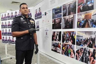 M Kumarasan menunjukkan premis pusat panggilan yang diserbu di Gelang Patah ketika sidang media di IPD Iskandar Puteri pada Khamis.