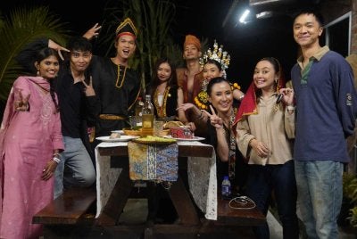 Barisan pelakon Singgah yang bakal menemui peminat secara dalam talian pada Jumaat ini. 
