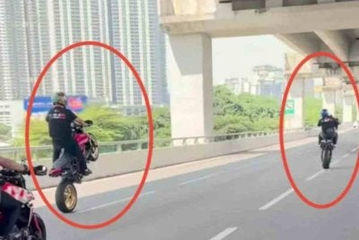 Tangkap layar tular rakaman memaparkan aksi wheelie oleh penunggang motosikal berkuasa tinggi di Lebuhraya SPE.