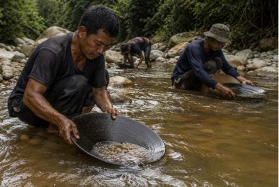 Hasil mendulang emas dikatakan tidak seberapa atau 'ciput' sehingga mendorong segelintir pihak memilih untuk melombong ia secara haram demi keuntungan berganda. Foto: Janaan AI
