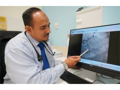 Pakar Kardiologi Columbia Asia Hospital Cheras (CAHC), Dr Norzian Ismail menunjukkan salah satu proses mengesan saluran jantung tersumbat kepada pesakit.