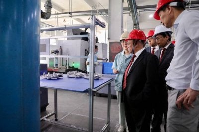 Saarani (dua dari kiri) bersama delegasi Kerajaan Negeri Perak mengadakan lawatan ke Ningbo Fresh Technology dalam Misi Perdagangan dan Pelaburan ke China yang berlangsung dari 17 hingga 24 Mei ini.