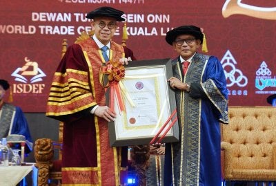Steven Sim (kiri) dimasyhurkan sebagai Canselor UKKM pada Majlis Pemasyhuran Canselor dan Konvokesyen Kali Ke-2 universiti itu di World Trade Centre Kuala Lumpur pada Khamis.