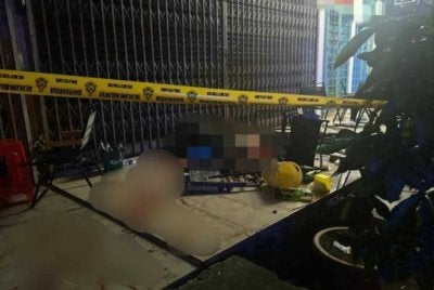 Keadaan di lokasi kejadian selepas seorang lelaki berusia 22 tahun ditemui maut di hadapan premis makanan dan minuman di Pekan Nanas, Pontian. - Foto IPD Pontian