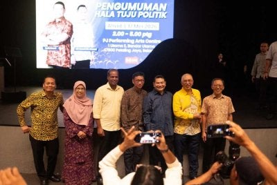 Kesavan (tiga dari kiri) ketika hadir ke majlis Pengumuman Hala Tuju Politik oleh Rafizi dan Nik Nazmi pada 17 Mei lalu.