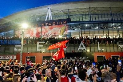 IMBAS KEMBALI…Penyokong Arsenal meraikan kejayaan Gunners menjuarai EPL di luar Stadium Emirates, London pada 19 Mei. Arsenal menamatkan penantian 22 tahun pemburuan kejuaraan liga selepas keputusan seri Manchester City ketika menentang Bournemouth mengesahkan kejuaraan buat skuad kendalian Arteta.Foto: AFP