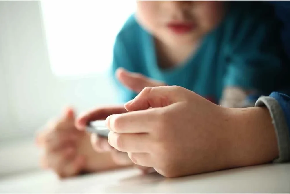 Anak-anak perlu diajar tidak semua 'kawan online' itu selamat. Mereka mesti memahami bahaya berkongsi gambar peribadi, lokasi dan maklumat keluarga. Foto hiasan