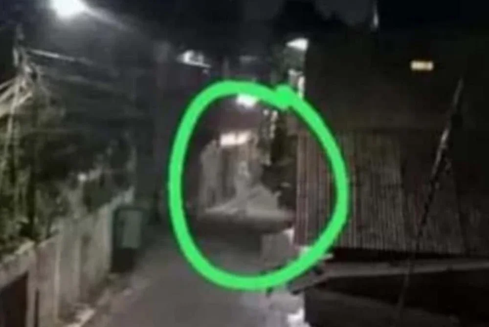 Gambar dan video mengenai sosok menyerupai pocong yang tular. Foto: Agensi