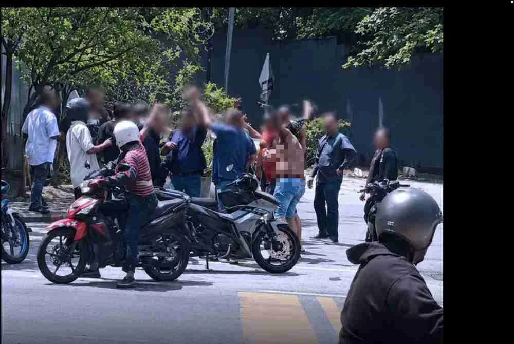 Video tular memaparkan kejadian pergaduhan sekumpulan individu di Sentul Raya pada Rabu.