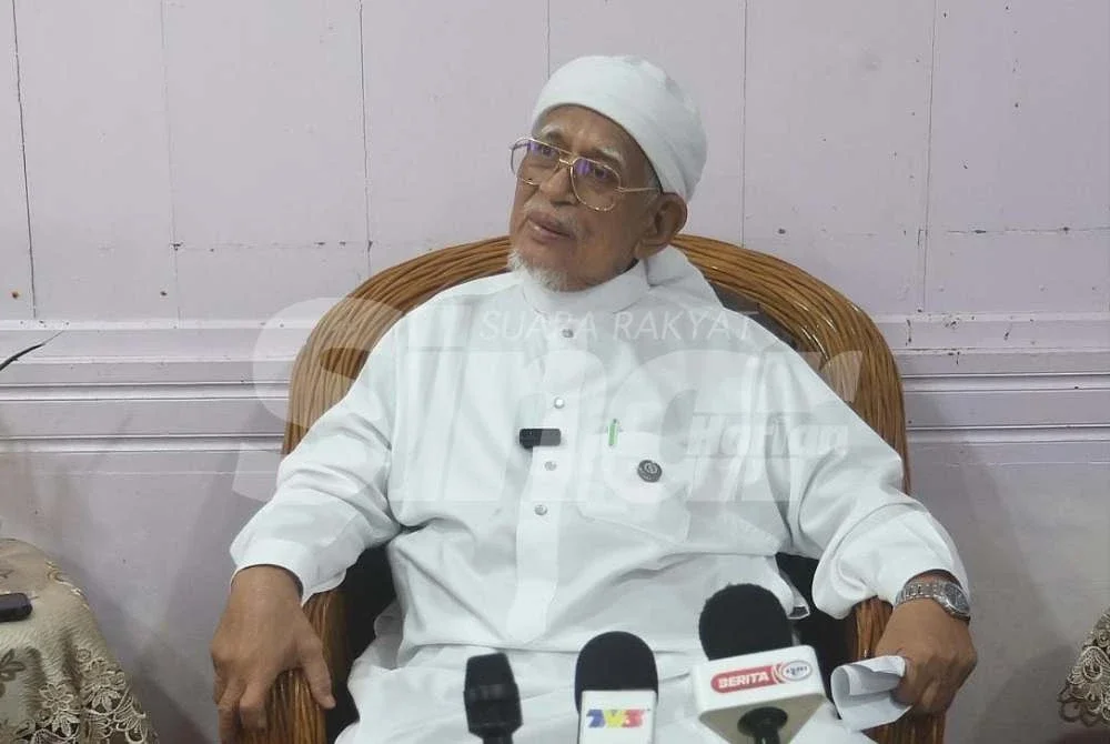 Abdul Hadi ketika sidang akhbar di kediamannya di Rusila, Marang pada Jumaat.