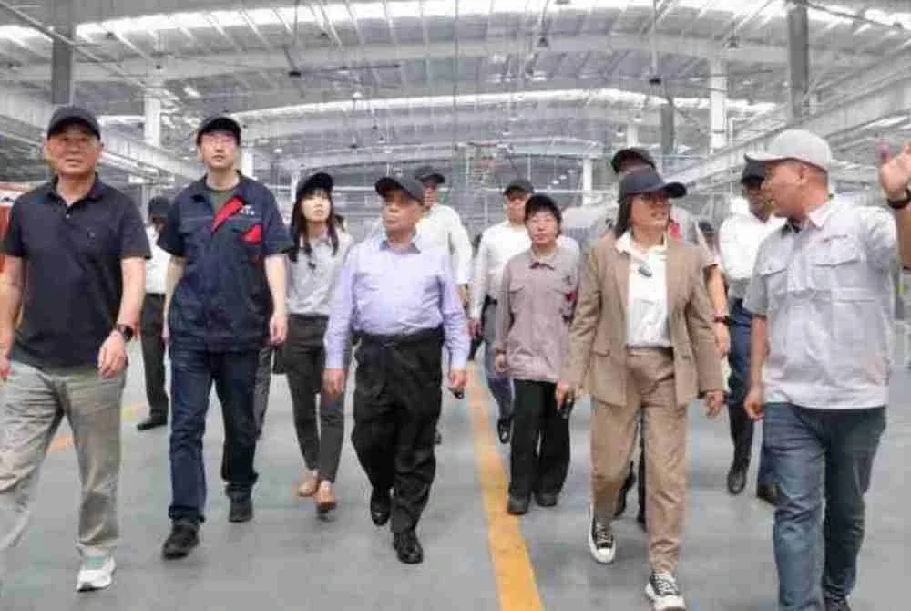 Saarani (tengah) mengetuai kunjungan delegasi kerajaan negeri ke syarikat Yantai Yatong Precision Mechanical Technology di Changshu, Suzhou, China, Khamis lalu. Facebook Saarani Mohamad