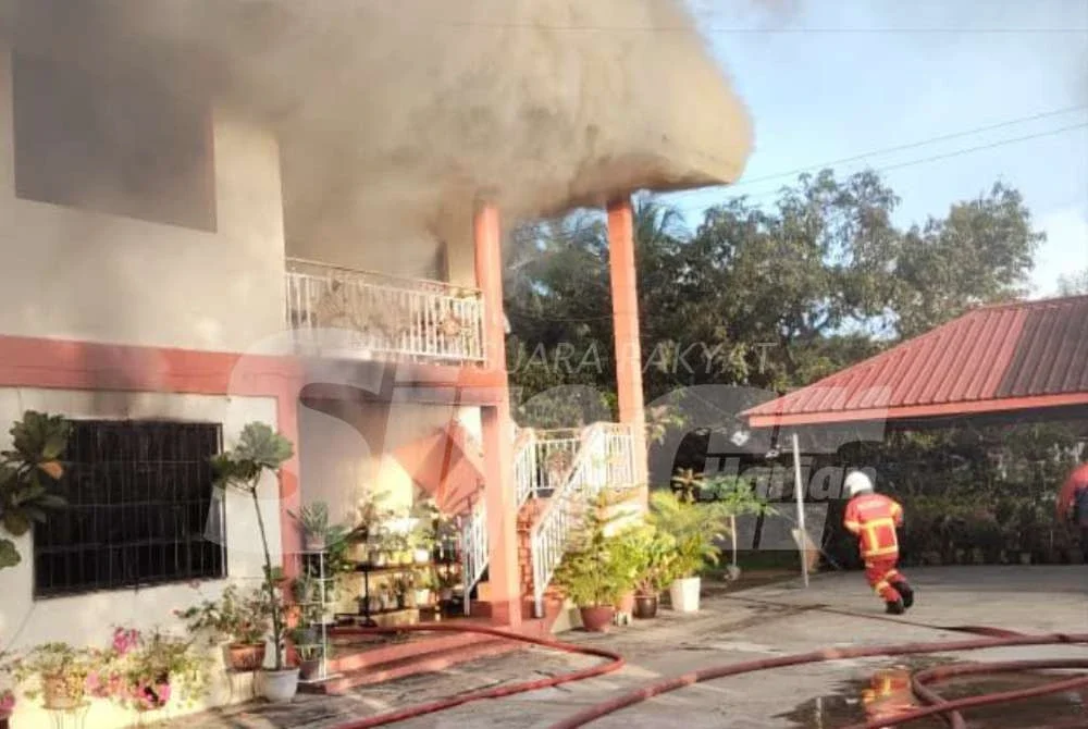Anggota bomba memadamkan kebakaran melibatkan sebuah rumah di Kampung Seri Tanjung Pengalat Kecil pada awal pagi Jumaat.