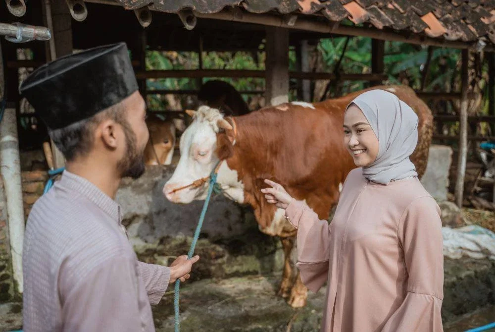 KEBIASAANNYA ibadah korban di Malaysia dilaksanakan di masjid selain dianjurkan oleh NGO. Foto Canva